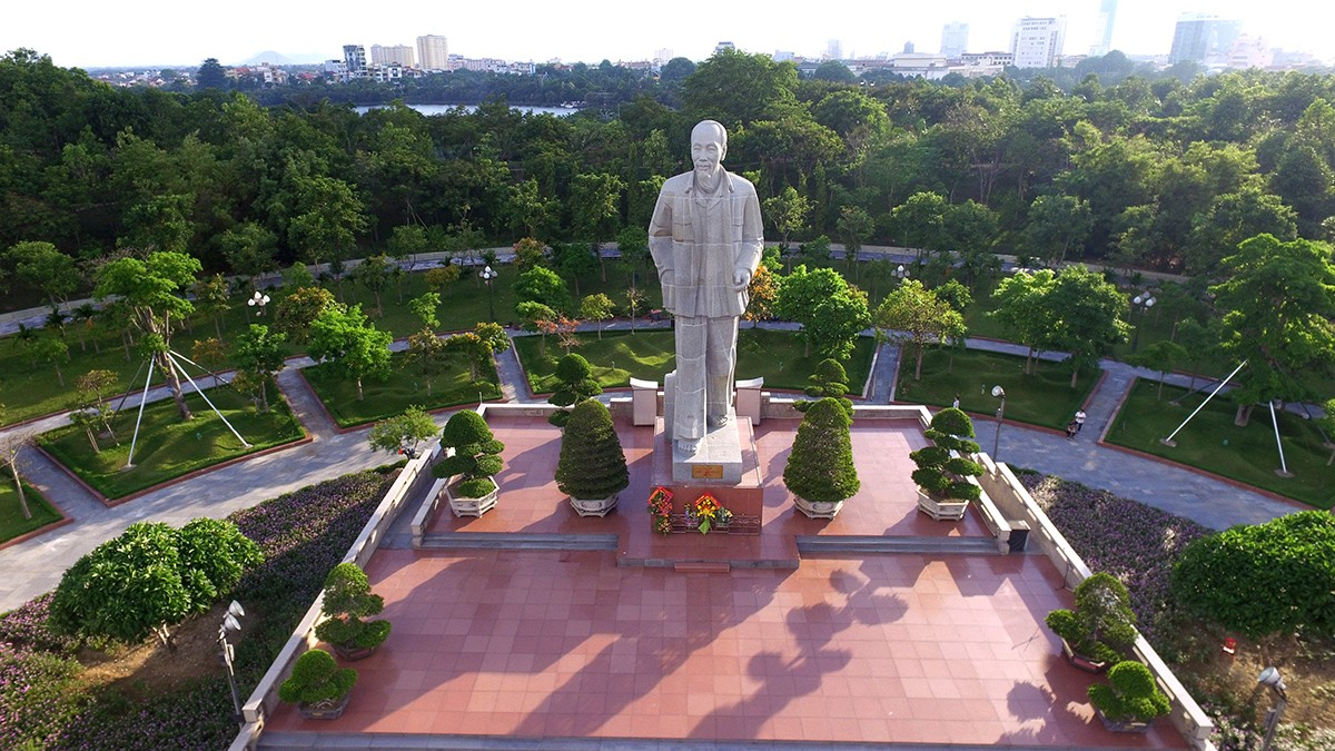 Tượng đài Hồ Chí Minh trang nghiêm được đặt ở vị trí trang trọng tại Quảng trường Vinh xinh đẹp (Nguồn: Internet)